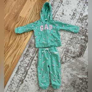 Baby gap sweatsuit
